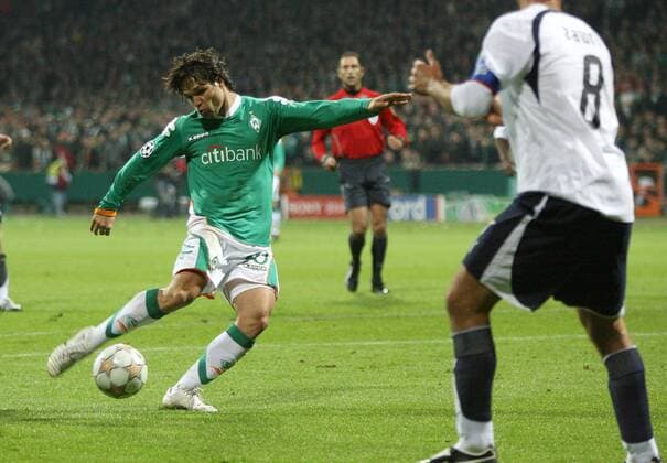 Diego (Bremen, li.) zieht ab Fußball EC 1 Herren Champions League 2007 2008, SV Werder Bremen - Lazio Rom 2:1 Gruppe Bremen Dynamik, Fußball EC 1 Herren Champions League 2007 2008, SV Werder Bremen - Lazio Rom 2:1 Gruppe Bremen Dynamik,