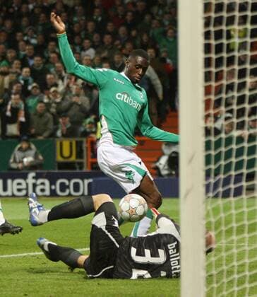 Boubacar Sanogo (Bremen, hi.) erzielt das 1:0 gegen Torwart Marco Ballotta (Lazio Rom) Fußball EC 1 Herren Champions League 2007 2008, SV Werder Bremen - Lazio Rom 2:1 Gruppe Bremen Dynamik, Fußball EC 1 Herren Champions League 2007 2008, SV Werder Bremen - Lazio Rom 2:1 Gruppe Bremen Dynamik,