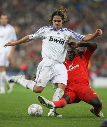 Fernando Gago (Real Madrid, li.) gegen Lomana LuaLua (Olympiakos Piräus) -  Fußball EC 1 Herren Champions League 2007 2008, Real Madrid CF - Olympiakos Piräus 4:2 Gruppe Madrid Dynamik, Fußball EC 1 Herren Champions League 2007 2008, Real Madrid CF - Olympiakos Piräus 4:2 Gruppe Madrid Dynamik,