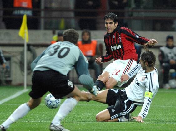 Kaka (AC Mailand, Mitte) gegen Dmytro Chygrynskyi (Donezk, re.) - Fußball EC 1 Herren Champions League 2007 2008, AC Mailand - Schachtjor Donezk 4:1, Milan, Vdig Gruppe Mailand Dynamik, Fußball EC 1 Herren Champions League 2007 2008, AC Mailand - Schachtjor Donezk 4:1, Milan, Vdig Gruppe Mailand Dynamik,