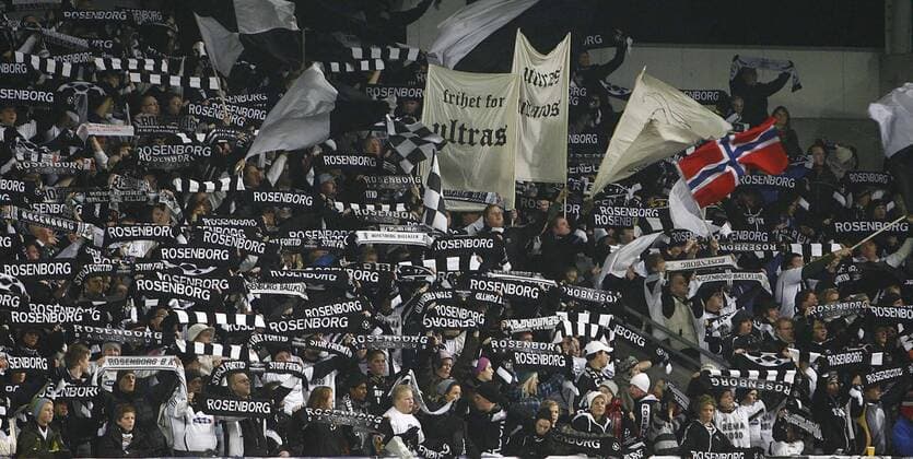 Fans von Rosenborg Trondheim präsentieren ihre Schals -  - NOxONLINExUSE Fußball EC 1 Herren Champions League 2007 2008, Rosenborg BK Trondheim Totale Trondheim Fußball EC 1 Herren Champions League 2007 2008, Rosenborg BK Trondheim Totale Trondheim