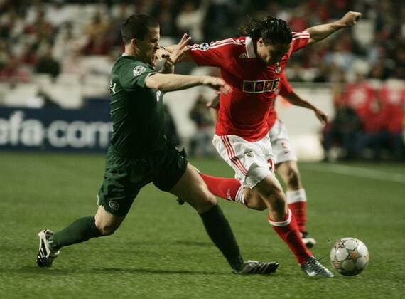 Gary Caldwell (Celtic Glasgow, li.) gegen Cristian Rodriguez (Benfica Lissabon) -  Fußball EC 1 Herren Champions League 2007 2008, SL Benfica Lissabon - Celtic Glasgow 1:0, Vdig Gruppe Lissabon Dynamik, Fußball EC 1 Herren Champions League 2007 2008, SL Benfica Lissabon - Celtic Glasgow 1:0, Vdig Gruppe Lissabon Dynamik,