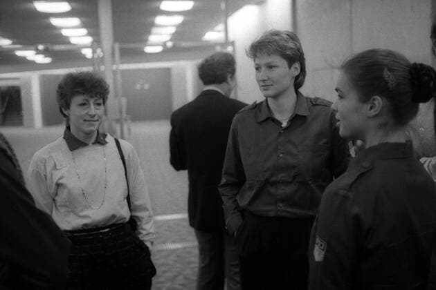 Karin Kania (2.v.re.) und Katarina Witt (re.) im FDJ Hemd sowie Christa Rothenburger (alle DDR) auf dem 11. Parteitag der SED im Gespräch Eisschnellauf Damen XI. SED Parteitag 1986, Sozialistische Einheitspartei Deutschlands, Vneg Vsw Gruppe Volkskammer Berlin Eisschnellauf Damen XI. SED Parteitag 1986, Sozialistische Einheitspartei Deutschlands, Vneg Vsw Gruppe Volkskammer Berlin