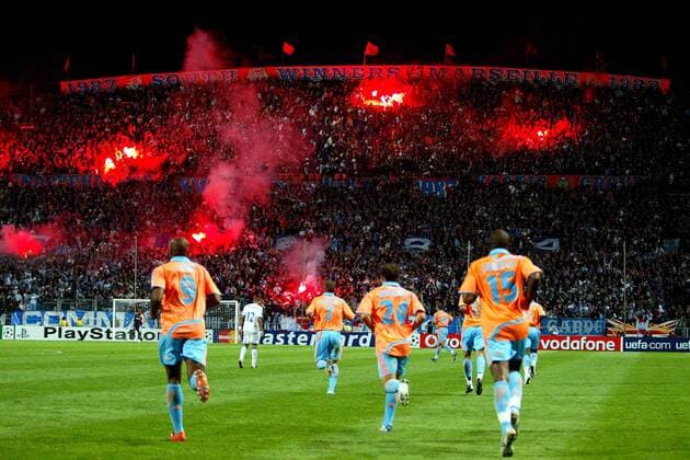 Fans von Marseille feiern mit bengalischen Feuern die zwischenzeitliche Führung -  (pan22892) Fußball EC 1 Herren Champions League 2007 2008, Olympique de Marseille - FC Porto 1:1, OM Totale Marseille Freude, Fußball EC 1 Herren Champions League 2007 2008, Olympique de Marseille - FC Porto 1:1, OM Totale Marseille Freude, 