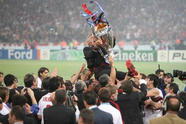 Trainer Carlo Ancelotti (AC Mailand, Mitte) wird von den Spielern mitsamt der Trophäe auf Schultern getragen - Fußball EC 1 Herren Champions League 2006 2007, Finale, Endspiel, AC Mailand, Milan Totale Jubelritual, Ritual, tragen Athen o0 Siegesfeier Feier Freude, Begeisterung, Fußball EC 1 Herren Champions League 2006 2007, Finale, Endspiel, AC Mailand, Milan Totale Jubelritual, Ritual, tragen Athen o0 Siegesfeier Feier Freude, Begeisterung,