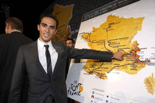 Alberto Contador (Spanien Astana) vor dem Streckenplan für die Tour de France 2008 -  - NOxONLINExUSE Radsport Herren Vorschau 2007, Tour de France 2008, Straßenradsport, Straße, Rad, Präsentation, Pressetermin, Einzelbild Plan, Karte, Paris Kleidung privat Radsport Herren Vorschau 2007, Tour de France 2008, Straßenradsport, Straße, Rad, Präsentation, Pressetermin, Einzelbild Plan, Karte, Paris Kleidung privat