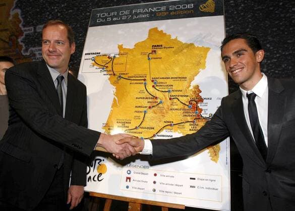 Tourdirektor Christian Prudhomme (Frankreich, li.) und Alberto Contador (Spanien Astana) - Shakehands vor dem Streckenplan für die Tour de France 2008 -  - NOxONLINExUSE Radsport Herren Vorschau 2007, Tour de France 2008, Straßenradsport, Straße, Rad, Präsentation, Pressetermin, Gruppe Plan, Karte, Funktionär, Direktor, Kleidung privat Paris, Organisation, Organisator, Radsport Herren Vorschau 2007, Tour de France 2008, Straßenradsport, Straße, Rad, Präsentation, Pressetermin, Gruppe Plan, Karte, Funktionär, Direktor, Kleidung privat Paris, Organisation, Organisator,