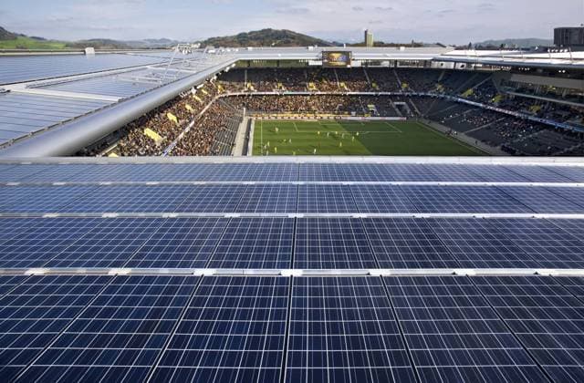 Fußball, Frauen EM 2025, Sportstätte, Stadion Wankdorf in Bern Solarflächen auf dem Dach des Stade de Suisse, Heimspielstätte der BSC Young Boys Bern - (iblmpk00270714) Fußball Herren Super League 2006 2007, 1 Schweizer Liga, Solar, Energie, Solardach o0 Technik Stadiondach Totale Fotovoltaik, Sonnenkollektor, Sonnenkollektoren Bern o0 Regenerative Energien Fußball Herren Super League 2006 2007, 1 Schweizer Liga, Solar, Energie, Solardach o0 Technik Stadiondach Totale Fotovoltaik, Sonnenkollektor, Sonnenkollektoren Bern o0 Regenerative Energien