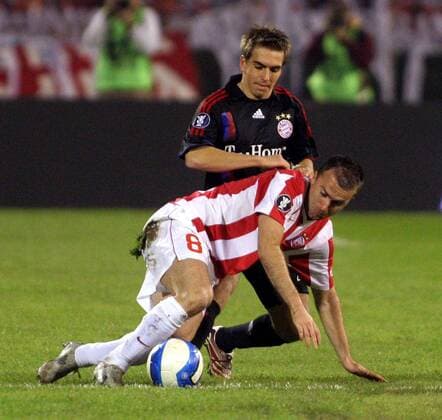 Philipp Lahm (Bayern, hi.) gegen Ognjen Koroman (Roter Stern Belgrad) - Fußball EC 3 Herren UEFA Cup 2007 2008, Pokal Europacup, FK Crvena Zvezda Beograd - FC Bayern München 2:3, FC Vdig Gruppe Belgrad Dynamik, Kampf, Fußball EC 3 Herren UEFA Cup 2007 2008, Pokal Europacup, FK Crvena Zvezda Beograd - FC Bayern München 2:3, FC Vdig Gruppe Belgrad Dynamik, Kampf,