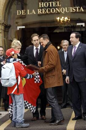 Michael Schumacher (Deutschland, Mitte) wird bei seiner Ankunft vor dem Hotel de la Reconquista von einem jungen Fan begrüßt - Schumacher erhält den Prinz von Asturien Preis 2007 -  (R01629402) Motorsport Herren Prinz von Asturien Preis 2007, Ehrung, Sportlerehrung, Sportlerauszeichnung Gruppe Oviedo Motorsport Herren Prinz von Asturien Preis 2007, Ehrung, Sportlerehrung, Sportlerauszeichnung Gruppe Oviedo