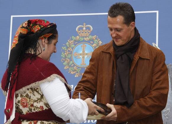 Michael Schumacher (Deutschland) mit einer Frau in traditioneller Tracht - Schumacher wird in Oviedo der Prinz von Asturien Preis 2007 verliehen - - NOxONLINExUSE Motorsport Herren Prinz von Asturien Preis 2007, Preisverleihung, Auszeichnung, Sportlerauszeichnung, Ehrung, Gruppe Oviedo Motorsport Herren Prinz von Asturien Preis 2007, Preisverleihung, Auszeichnung, Sportlerauszeichnung, Ehrung, Gruppe Oviedo