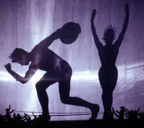 Schattenspiel mit Diskuswerfer und Schutzgöttin bei der Eröffnungsfeier der Olympischen Sommerspiele 1996 in Atlanta Leichtathletik OS Sommer Herren Olympische Sommerspiele 1996, Spiele, Eröffnung, Feier, Eröffnungsveranstaltung, Zeremonie Totale Diskus, Diskuswurf, Diskuswerfen Atlanta Leichtathletik OS Sommer Herren Olympische Sommerspiele 1996, Spiele, Eröffnung, Feier, Eröffnungsveranstaltung, Zeremonie Totale Diskus, Diskuswurf, Diskuswerfen Atlanta