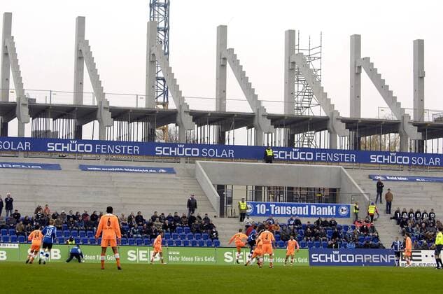 Fußball, Stadiongeschichte Arminia Bielefeld Spielszene zwischen Bielefeld und Cottbus mit Blick auf die Baustelle an der Osttribüne der Bielefelder Schüco Arena Fußball 1. BL Herren Saison 2007 2008, Arminia Bielefeld - FC Energie Cottbus 1:1 o0 Bau, Totale Schüco Arena Bielefeld Fußball 1. BL Herren Saison 2007 2008, Arminia Bielefeld - FC Energie Cottbus 1:1 o0 Bau, Totale Schüco Arena Bielefeld