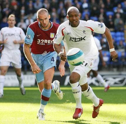 El Hadji Diouf (Bolton, re.) gegen Olof Mellberg (Aston Villa) -  Fußball Herren English Premier League 2007 2008, 1. Englische Liga, Bolton Wanderers - Aston Villa 1:1 Gruppe Bolton Dynamik, Fußball Herren English Premier League 2007 2008, 1. Englische Liga, Bolton Wanderers - Aston Villa 1:1 Gruppe Bolton Dynamik,