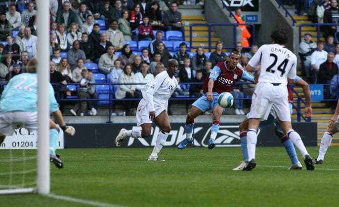 Gabriel Agbonlahor (Aston Villa, 2.v.re.) bereitet das Tor zum 1:0 vor -  Fußball Herren English Premier League 2007 2008, 1. Englische Liga, Bolton Wanderers - Aston Villa 1:1 Gruppe Bolton Dynamik, Fußball Herren English Premier League 2007 2008, 1. Englische Liga, Bolton Wanderers - Aston Villa 1:1 Gruppe Bolton Dynamik,
