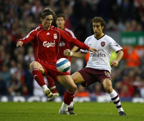 Fernando Torres (Liverpool, li.) gegen Mathieu Flamini (Arsenal) - EDITORIAL USE ONLY. No use with unauthorised audio, video, data, fixture lists, club league logos or live services. Online in-match use limited to 120 images, no video emulation. No use in betting, games or single club league player publications. Fußball Herren English Premier League 2007 2008, 1. Englische Liga, FC Liverpool - Arsenal FC London Gruppe Liverpool Dynamik, Fußball Herren English Premier League 2007 2008, 1. Englische Liga, FC Liverpool - Arsenal FC London Gruppe Liverpool Dynamik,