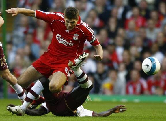 Steven Gerrard (Liverpool, obenauf) gegen Bacary Sagna (Arsenal) - EDITORIAL USE ONLY. No use with unauthorised audio, video, data, fixture lists, club league logos or live services. Online in-match use limited to 120 images, no video emulation. No use in betting, games or single club league player publications. Fußball Herren English Premier League 2007 2008, 1. Englische Liga, FC Liverpool - Arsenal FC London Gruppe Liverpool Dynamik, Kampf, Fußball Herren English Premier League 2007 2008, 1. Englische Liga, FC Liverpool - Arsenal FC London Gruppe Liverpool Dynamik, Kampf,