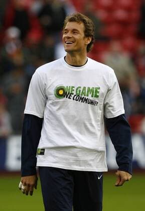 Torwart Jens Lehmann (Arsenal) wirbt für die Anti Rassismus Initiative One Game One Community - EDITORIAL USE ONLY. No use with unauthorised audio, video, data, fixture lists, club league logos or live services. Online in-match use limited to 120 images, no video emulation. No use in betting, games or single club league player publications. Fußball Herren English Premier League 2007 2008, 1. Englische Liga, Arsenal FC London, Einzelbild Liverpool Freude, Fußball Herren English Premier League 2007 2008, 1. Englische Liga, Arsenal FC London, Einzelbild Liverpool Freude,