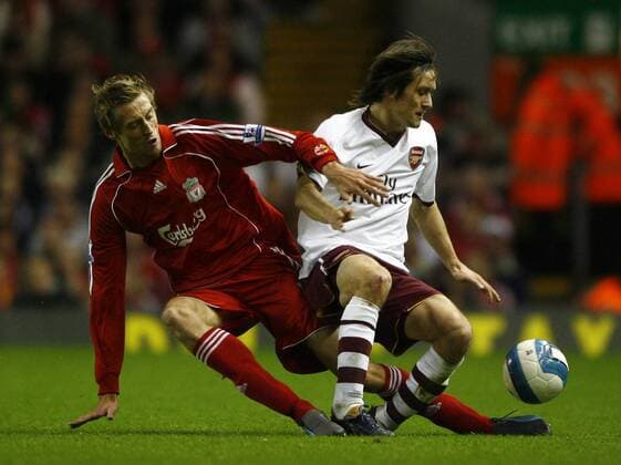 Tomas Rosicky (Arsenal, re.) gegen Peter Crouch (Liverpool) - EDITORIAL USE ONLY. No use with unauthorised audio, video, data, fixture lists, club league logos or live services. Online in-match use limited to 120 images, no video emulation. No use in betting, games or single club league player publications. Fußball Herren English Premier League 2007 2008, 1. Englische Liga, FC Liverpool - Arsenal FC London Gruppe Liverpool Dynamik, Kampf, Fußball Herren English Premier League 2007 2008, 1. Englische Liga, FC Liverpool - Arsenal FC London Gruppe Liverpool Dynamik, Kampf,