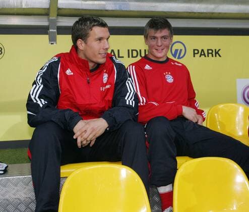 Lukas Podolski (li.) und Toni Kroos (beide Bayern) gut gelaunt auf der Ersatzbank Fußball 1. BL Herren Saison 2007 2008, FC Bayern München Gruppe Dortmund Fußball 1. BL Herren Saison 2007 2008, FC Bayern München Gruppe Dortmund