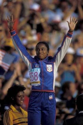 Evelyn Ashford (USA), 100 Meter Olympiasiegerin 1984, während der Siegerehrung, hi. Merlene Ottey (Jamaika Platz 3) Leichtathletik OS Sommer Damen Olympische Spiele 1984, Sommerspiele 100m, 100 m, Meter, Sprint, Kurzstrecke Vdia Gruppe Los Angeles LA L A Freude, Begeisterung, Leichtathletik OS Sommer Damen Olympische Spiele 1984, Sommerspiele 100m, 100 m, Meter, Sprint, Kurzstrecke Vdia Gruppe Los Angeles LA L A Freude, Begeisterung,