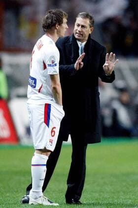 Trainer Alain Perrin gibt Kim Källström (beide Lyon) Anweisungen -  (pan22934) Fußball Herren Ligue 1 2007 2008, 1. Französische Liga, Olympique Lyonnais, OL Gruppe premiumd Paris Fußball Herren Ligue 1 2007 2008, 1. Französische Liga, Olympique Lyonnais, OL Gruppe premiumd Paris 