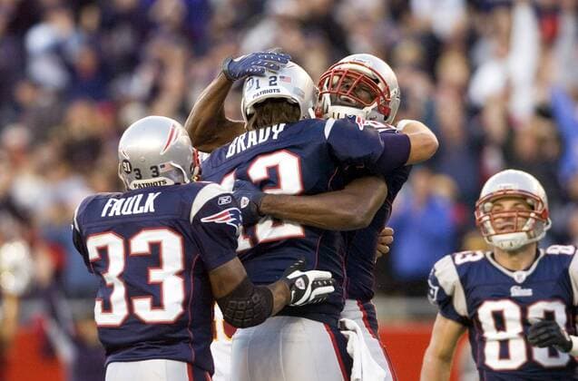 Randy Moss (re.) jubelt mit Tom Brady (Mitte) und Kevin Faulk (alle New England Patriots) - (Icon192725) American Football Herren NFL 2007 2008, New England Patriots, Vdig Gruppe Foxboro Freude, American Football Herren NFL 2007 2008, New England Patriots, Vdig Gruppe Foxboro Freude, EDITORIAL USE ONLY