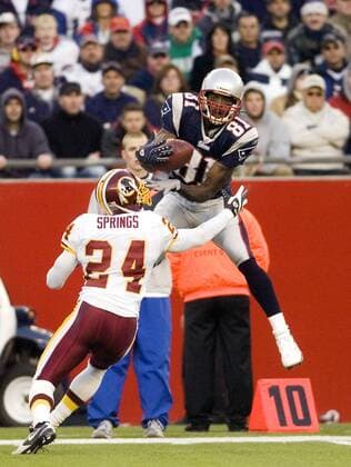 Randy Moss (New England Patriots, re.) gegen Shawn Springs (Washington Redskins) - (Icon192726) American Football Herren NFL 2007 2008, New England Patriots Washington - Redskins 52:7, Vdig Gruppe Foxboro Dynamik, Höhe, American Football Herren NFL 2007 2008, New England Patriots Washington - Redskins 52:7, Vdig Gruppe Foxboro Dynamik, Höhe, EDITORIAL USE ONLY