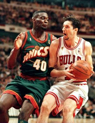 Toni Kukoc (Chicago Bulls, re.) gegen Shawn Kemp (Seattle Super Sonics) -  (chi96060508) Basketball Herren NBA Finals 1995 1996, Playoffs, Playoff, Play Offs, Off, Endspiel, Finalserie, Spiel 1 Gruppe Chicago Dynamik, Basketball Herren NBA Finals 1995 1996, Playoffs, Playoff, Play Offs, Off, Endspiel, Finalserie, Spiel 1 Gruppe Chicago Dynamik,