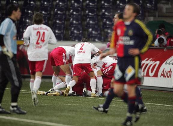 Torjubel Salzburg, davor enttäuschte Spieler von Rapid Wien -  Fußball Herren TMobileBundesliga 2007 2008, 1. Österreichische Liga, SV RedBull Salzburg - SK Rapid Wien 2:1, RB Gruppe Salzburg Freude, Fußball Herren TMobileBundesliga 2007 2008, 1. Österreichische Liga, SV RedBull Salzburg - SK Rapid Wien 2:1, RB Gruppe Salzburg Freude,