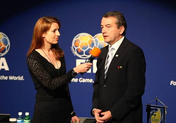 ARD Moderatorin Monica Lierhaus (li.) interviewt DFB Generalsekretär Wolfgang Niersbach (beide Deutschland) nach der Vergabe der WM 2011 an Deutschland Fußball Damen FIFA 2007, WM Vergabe 2011, Weltmeisterschaftsvergabe Ausrichtung, Pressetermin Vdig Gruppe Funktionär Verbandsführung Verband Vorstand Zürich Frauen, Frauenfußball Monika Fußball Damen FIFA 2007, WM Vergabe 2011, Weltmeisterschaftsvergabe Ausrichtung, Pressetermin Vdig Gruppe Funktionär Verbandsführung Verband Vorstand Zürich Frauen, Frauenfußball Monika