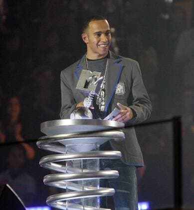 Lewis Hamilton (England McLaren Mercedes) präsentiert anlässlich der MTV Europe Music Awards 2007 in München einen Preis - (MUN20071101792) Motorsport Herren MTV European Music Awards 2007, EMA, Formel 1 Weltmeisterschaft, F1, F, WM, Einzelbild München Motorsport Herren MTV European Music Awards 2007, EMA, Formel 1 Weltmeisterschaft, F1, F, WM, Einzelbild München