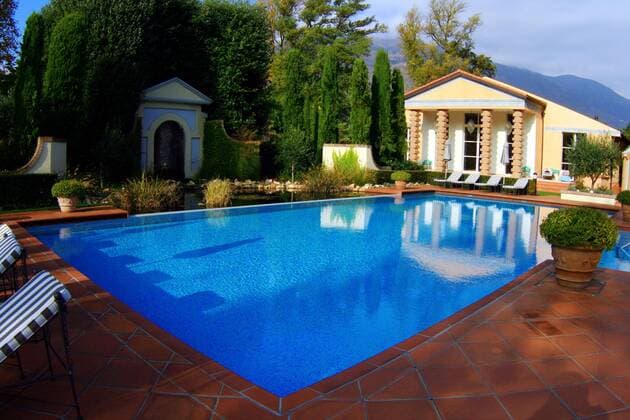 Swimmingpool des Hotels Giardino in Ascona - hier wird die deutsche Nationalmannschaft während der EM 2008 ihr Quartier beziehen Fußball EM Herren Vorschau 2007, EM 2008, Nationalteam, Deutschland Totale Fotostory Ascona o0 Tessin Euro Fußball EM Herren Vorschau 2007, EM 2008, Nationalteam, Deutschland Totale Fotostory Ascona o0 Tessin Euro 