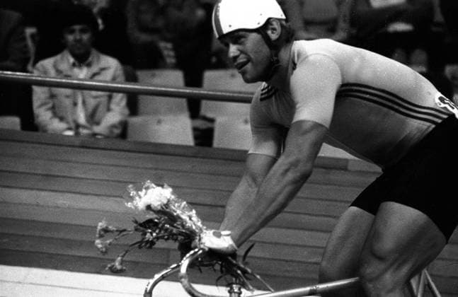 Michael Hübner (DDR) mit einem Blumenstrauß für Platz zwei Radsport Herren Goodwill Games 1986, Good Will, GoodWillGames, Spiele des Guten Willens, Nationaltrikot, Vneg Vsw Einzelbild Moskau Freude, Radsport Herren Goodwill Games 1986, Good Will, GoodWillGames, Spiele des Guten Willens, Nationaltrikot, Vneg Vsw Einzelbild Moskau Freude,