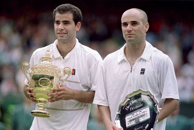 Siegerehrung Wimbledon 1999: Sieger Pete Sampras (li.) und Andre Agassi (beide USA) präsentieren ihre Trophäen Tennis Herren All England Championships 1999, Grand Slam, ATP Tour, Finale, Endspiel Gruppe Wimbledon London Freude, Tennis Herren All England Championships 1999, Grand Slam, ATP Tour, Finale, Endspiel Gruppe Wimbledon London Freude,