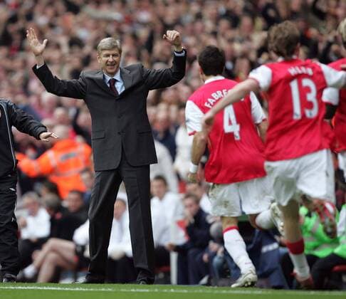Trainer Arsene Wenger (li.) jubelt mit dem Torschützen Cesc Fabregas (beide Arsenal) - EDITORIAL USE ONLY. No use with unauthorised audio, video, data, fixture lists, club league logos or live services. Online in-match use limited to 120 images, no video emulation. No use in betting, games or single club league player publications. Fußball Herren English Premier League 2007 2008, 1. Englische Liga, Arsenal FC London, Vdig Gruppe London Freude, Begeisterung, Fußball Herren English Premier League 2007 2008, 1. Englische Liga, Arsenal FC London, Vdig Gruppe London Freude, Begeisterung,