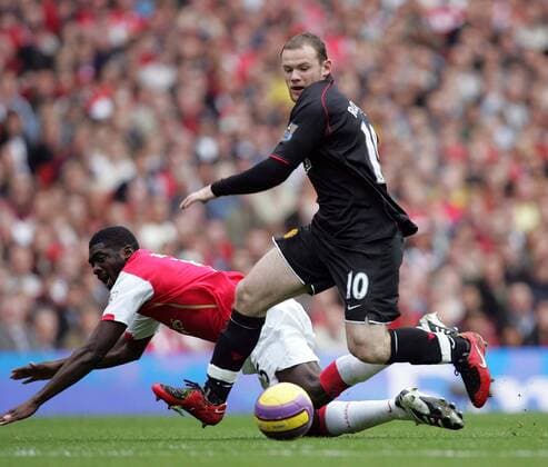 Wayne Rooney (Manchester United, re.) bringt Kolo Toure (Arsenal) zu Fall - EDITORIAL USE ONLY. No use with unauthorised audio, video, data, fixture lists, club league logos or live services. Online in-match use limited to 120 images, no video emulation. No use in betting, games or single club league player publications. Fußball Herren English Premier League 2007 2008, 1. Englische Liga, Arsenal FC London - Manchester United 2:2, Vdig Gruppe London Dynamik, Fußball Herren English Premier League 2007 2008, 1. Englische Liga, Arsenal FC London - Manchester United 2:2, Vdig Gruppe London Dynamik,