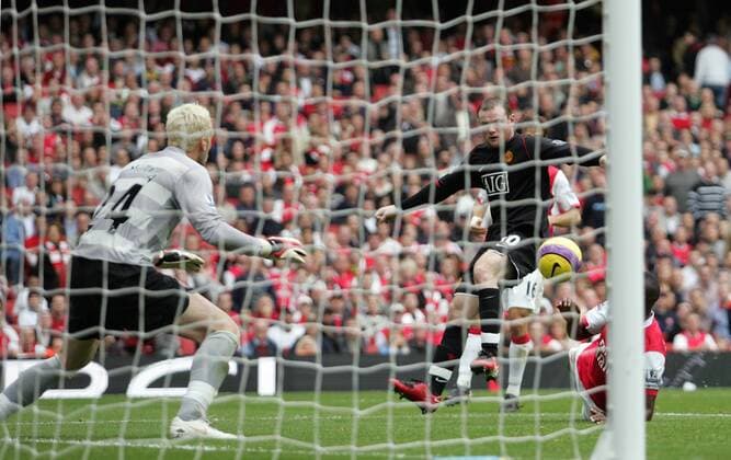 Wayne Rooney (Manchester United, 2.v.li.) gegen Torwart Manuel Almunia (Arsenal) - EDITORIAL USE ONLY. No use with unauthorised audio, video, data, fixture lists, club league logos or live services. Online in-match use limited to 120 images, no video emulation. No use in betting, games or single club league player publications. Fußball Herren English Premier League 2007 2008, 1. Englische Liga, Arsenal FC London - Manchester United 2:2, Vdig Gruppe London Fußball Herren English Premier League 2007 2008, 1. Englische Liga, Arsenal FC London - Manchester United 2:2, Vdig Gruppe London
