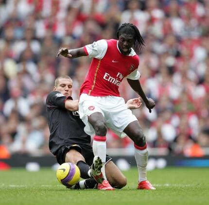 Emmanuel Adebayor (Arsenal, re.) gegen Nemanja Vidic (Manchester United) - EDITORIAL USE ONLY. No use with unauthorised audio, video, data, fixture lists, club league logos or live services. Online in-match use limited to 120 images, no video emulation. No use in betting, games or single club league player publications. Fußball Herren English Premier League 2007 2008, 1. Englische Liga, Arsenal FC London - Manchester United 2:2, Vdig Gruppe London Dynamik, Fußball Herren English Premier League 2007 2008, 1. Englische Liga, Arsenal FC London - Manchester United 2:2, Vdig Gruppe London Dynamik,
