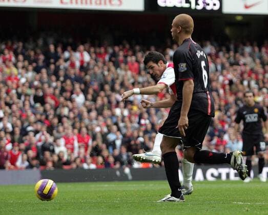 Cesc Fabregas (Arsenal, li.) erzielt den Treffer zum 1:1 Ausgleich, Wesley Brown (Manchester United) kommt zu spät - EDITORIAL USE ONLY. No use with unauthorised audio, video, data, fixture lists, club league logos or live services. Online in-match use limited to 120 images, no video emulation. No use in betting, games or single club league player publications. Fußball Herren English Premier League 2007 2008, 1. Englische Liga, Arsenal FC London - Manchester United 2:2, Vdig Gruppe London Dynamik, Fußball Herren English Premier League 2007 2008, 1. Englische Liga, Arsenal FC London - Manchester United 2:2, Vdig Gruppe London Dynamik,