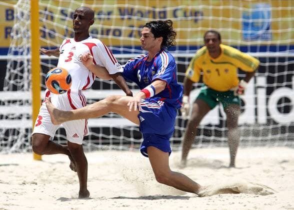 Sebastien Perez (Frankreich, re.) gegen Ali Karim (Vereinigte Arabische Emirate) Beachsoccer WM Herren FIFA Beach Soccer World Cup 2007, Länderspiel, Nationalteam, Nationaltrikot, VAE - Frankreich 5:6 Gruppe Rio de Janeiro Dynamik, Kampf, Beachsoccer WM Herren FIFA Beach Soccer World Cup 2007, Länderspiel, Nationalteam, Nationaltrikot, VAE - Frankreich 5:6 Gruppe Rio de Janeiro Dynamik, Kampf,