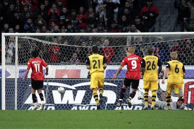 Szabolcs Huszti (Hannover, li.) verwandelt den Elfmeter zum 1:0 gegen Torwart Roman Weidenfeller (BVB) Fußball 1. BL Herren Saison 2007 2008, Hannover 96 - Borussia Dortmund 2:1, BVB Gruppe Hannover Fußball 1. BL Herren Saison 2007 2008, Hannover 96 - Borussia Dortmund 2:1, BVB Gruppe Hannover
