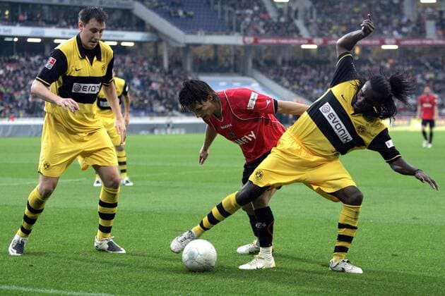 Szabolcs Huszti (Hannover, Mitte) gegen Tinga (re.) und Markus Brzenska (beide BVB) Fußball 1. BL Herren Saison 2007 2008, Hannover 96 - Borussia Dortmund 2:1, BVB Gruppe Hannover Dynamik, Fußball 1. BL Herren Saison 2007 2008, Hannover 96 - Borussia Dortmund 2:1, BVB Gruppe Hannover Dynamik,