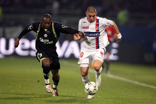 Karim Benzema (Lyon, re.) gegen Mody Traore (Valenciennes) -  Fußball Herren Ligue 1 2007 2008, 1. Französische Liga, Olympique Lyonnais - Valenciennes FC 2:0, OL Gruppe Lyon Dynamik, Kampf, Fußball Herren Ligue 1 2007 2008, 1. Französische Liga, Olympique Lyonnais - Valenciennes FC 2:0, OL Gruppe Lyon Dynamik, Kampf, 