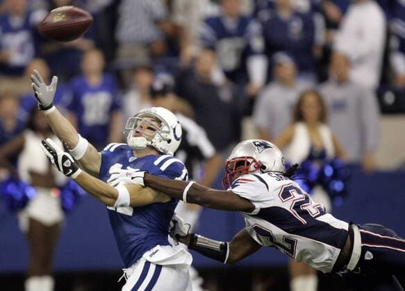 Anthony Gonzalez (Indianapolis Colts, li.) gegen Asante Samuel (New England Patriots) -  (IND2007110404) American Football Herren NFL 2007 2008, Indianapolis Colts - New England Patriots 20:24, Vdig Gruppe Indianapolis Dynamik, American Football Herren NFL 2007 2008, Indianapolis Colts - New England Patriots 20:24, Vdig Gruppe Indianapolis Dynamik,
