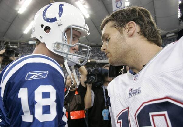 Peyton Manning (Indianapolis Colts, li.) im Gespräch mit Tom Brady (New England Patriots) -  (IND2007110423) American Football Herren NFL 2007 2008, Indianapolis Colts - New England Patriots 20:24, Vdig Gruppe Indianapolis Enttäuschung, Spannung, American Football Herren NFL 2007 2008, Indianapolis Colts - New England Patriots 20:24, Vdig Gruppe Indianapolis Enttäuschung, Spannung,