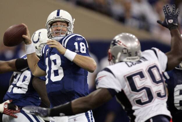 Peyton Manning (Indianapolis Colts, li.) gegen Rosevelt Colvin (New England Patriots) -  (IND2007110408) American Football Herren NFL 2007 2008, Indianapolis Colts - New England Patriots 20:24, Vdig Gruppe Indianapolis Dynamik, American Football Herren NFL 2007 2008, Indianapolis Colts - New England Patriots 20:24, Vdig Gruppe Indianapolis Dynamik,