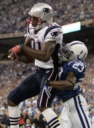 Randy Moss (New England Patriots, li.) gegen Tim Jennings (Indianapolis Colts) -  (IND2007110411) American Football Herren NFL 2007 2008, Indianapolis Colts - New England Patriots 20:24, Vdig Gruppe Indianapolis Dynamik, American Football Herren NFL 2007 2008, Indianapolis Colts - New England Patriots 20:24, Vdig Gruppe Indianapolis Dynamik,