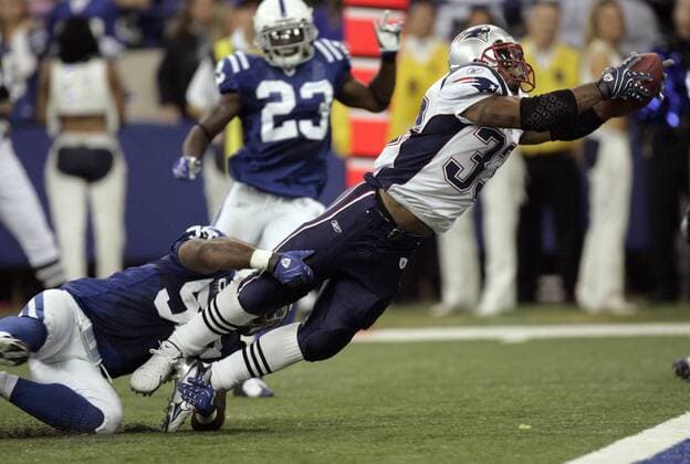 Kevin Faulk (New England Patriots, re.) springt ab und erzielt einen Touchdown gegen Gary Brackett (Indianapolis Colts) -  (IND2007110421) American Football Herren NFL 2007 2008, Indianapolis Colts - New England Patriots 20:24, Vdig Gruppe Indianapolis Dynamik, American Football Herren NFL 2007 2008, Indianapolis Colts - New England Patriots 20:24, Vdig Gruppe Indianapolis Dynamik,