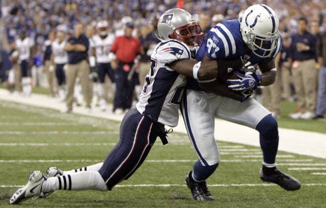 Reggie Wayne (Indianapolis Colts, re.) gegen Ellis Hobbs (New England Patriots) -  (IND2007110422) American Football Herren NFL 2007 2008, Indianapolis Colts - New England Patriots 20:24, Vdig Gruppe Indianapolis Dynamik, American Football Herren NFL 2007 2008, Indianapolis Colts - New England Patriots 20:24, Vdig Gruppe Indianapolis Dynamik,